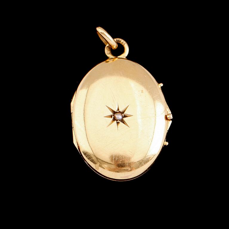 MEDALJONG, 18 k guld, omkring år 1900. Vikt ca 4 g.