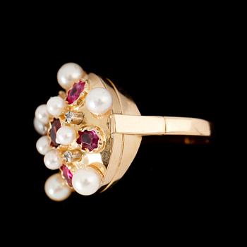 RING, 18 k, guld, med briljantslipade diamanter, rubiner och pärlor. Total vikt ca 9 g.
