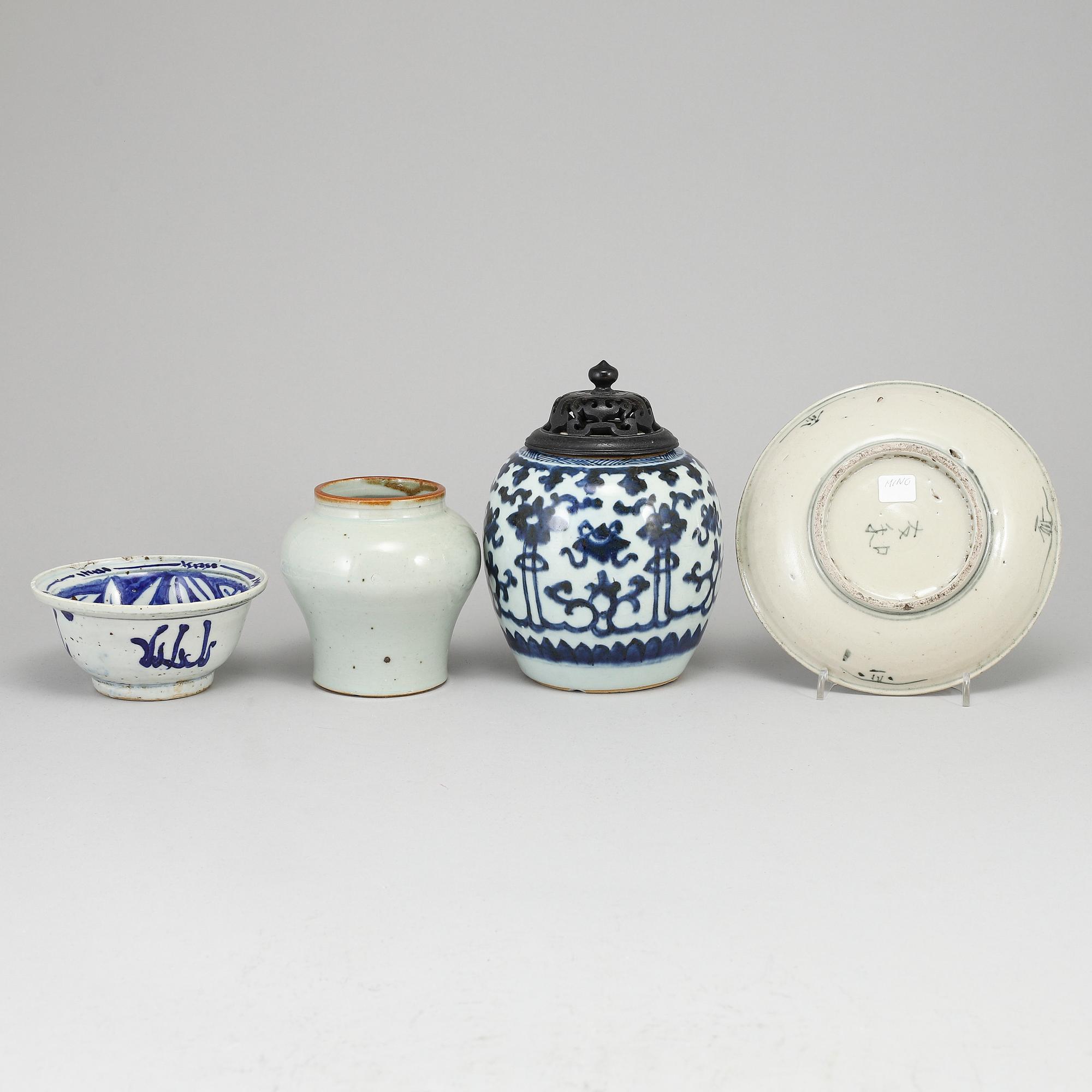 A blue and white bowl, two jars and dish. Qing dynasty and 20th Century.
