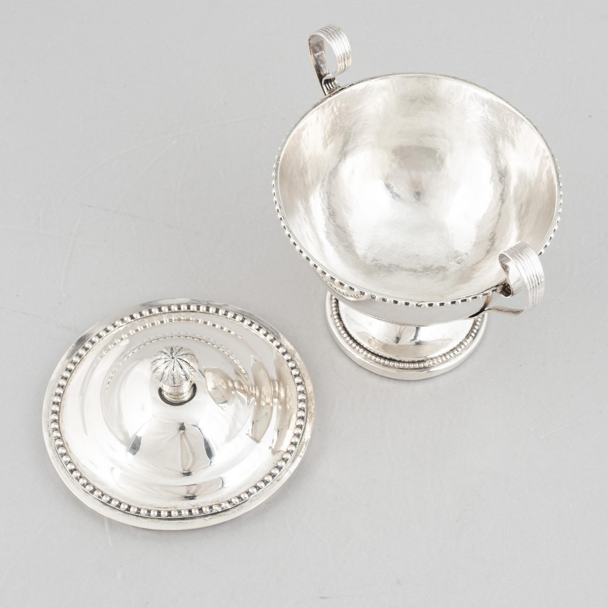 Bowl with lid, silver, maker's mark AEK and indistinct mark, 18th/19th century.