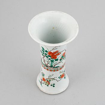 Trumpetvas, porslin. Qingdynastin, Kangxi (1662-1722).