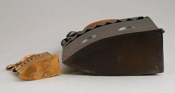 LODSTRYKJÄRN, 2 st, smide och mässing, 1700-/1800-tal.