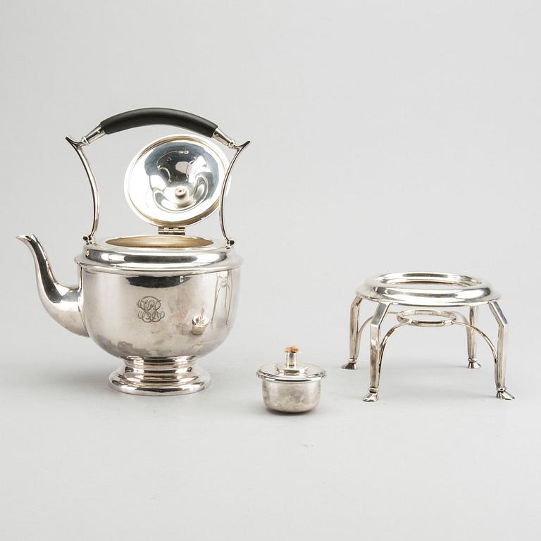 An English silver teapot and rechaud mark of Henry Wigfull Sheffield 1910, total weight ca 1235 gr, height ca 32 cm.