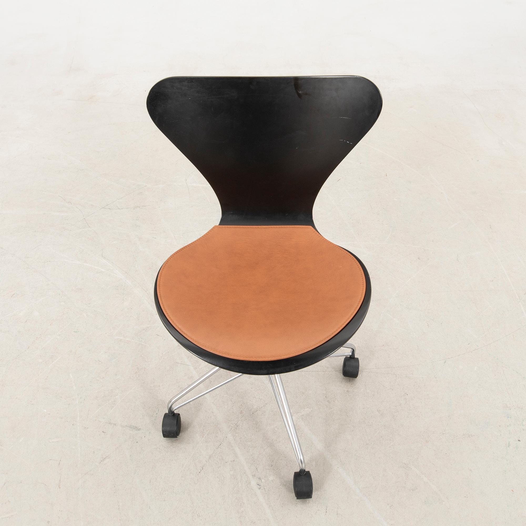 Arne Jacobsen, desk chair "Seven", Fritz Hansen Denmark 1995.