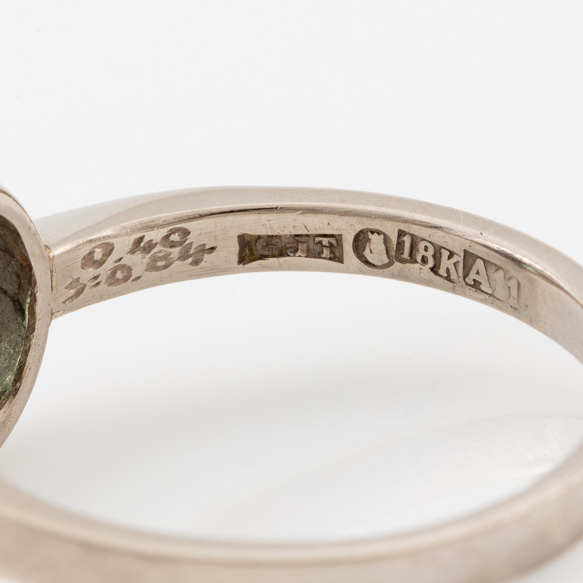 Ring, carved, 18K white gold with emerald and brilliant-cut diamonds.