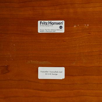 BORD, "Superellips", Bruno Mathsson och Piet Hein, för Fritz Hansen, 1900-talets slut.