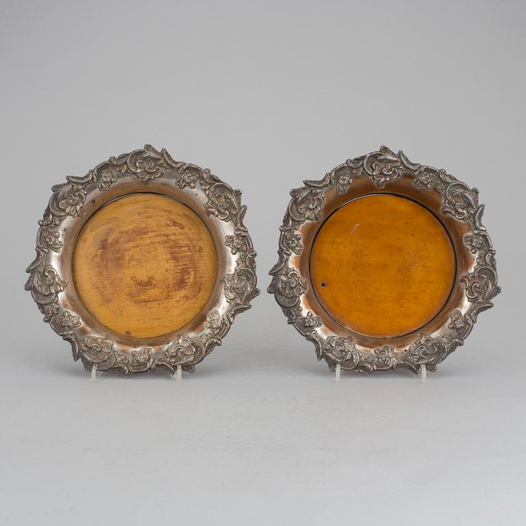 COASTERS, ett par, nysilver, omkring 1900.