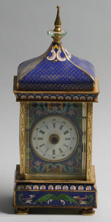 KLOCKOR, 2 st, bl.a Kina.