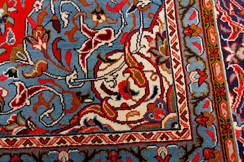A Sarouk rug, 397 x 290 cm.