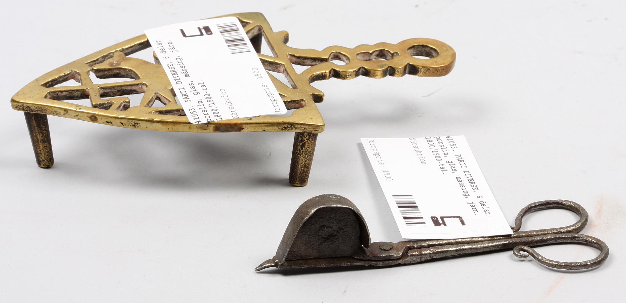 PARTI DIVERSE, 6 delar, porslin, glas, mässing, järn. 1800/1900-tal.