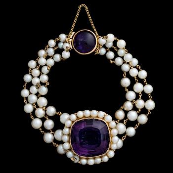 A BRACELET, cultured pearls, amethysts, 14k gold. Niilo Edvard Miettinen, Helsinki 1958.