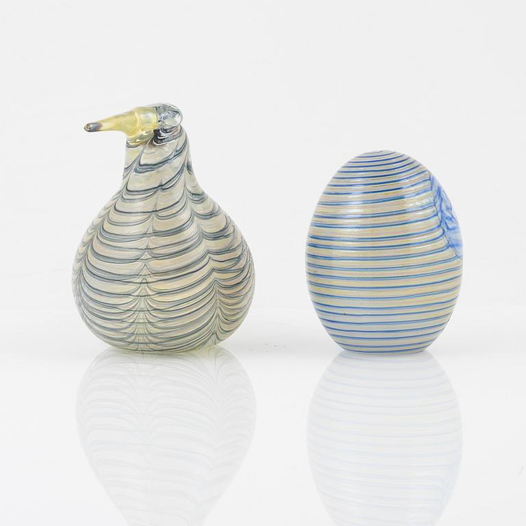 Oiva Toikka, an annual glass bird with its egg, year 2007, both signed O. Toikka Nuutajärvi, the egg numbered 292/750.