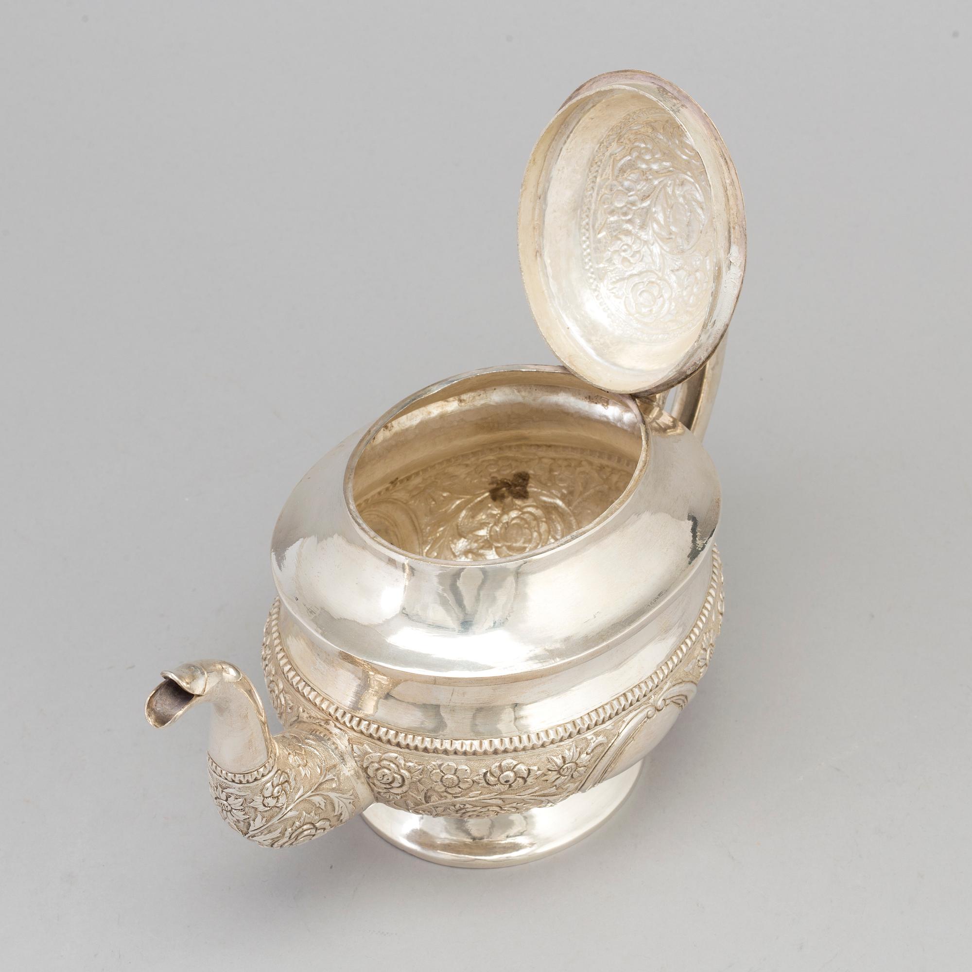 TEKANNA, silver, 1900-talets första hälft. Vikt ca 765 g.