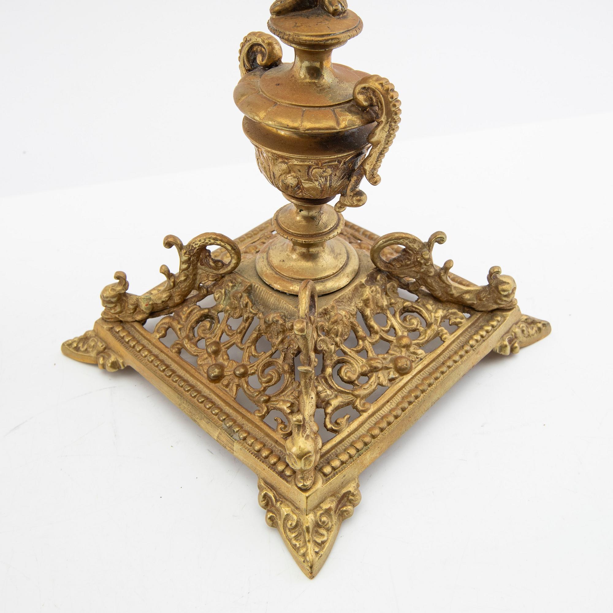 Kandelabrar, ett par, nyrokoko-stil, 1900-talets första hälft.