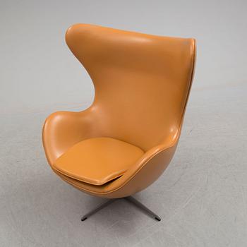 A lounge chair by Arne Jacobsen for Fritz Hansen, model "Ägget", 2001.