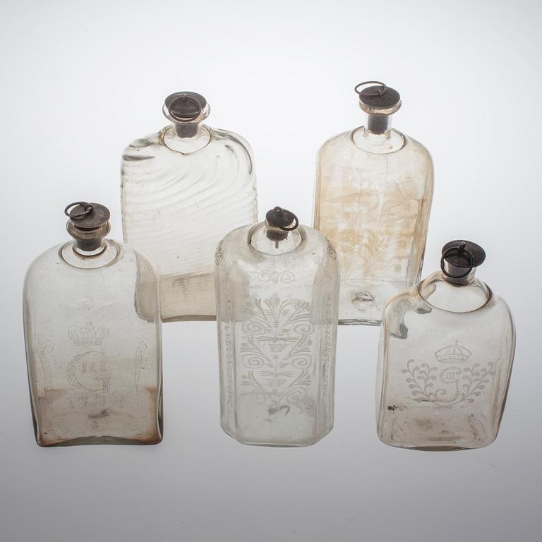BRÄNNVINSFLASKOR, 5 st. Glas. 1800-tal.