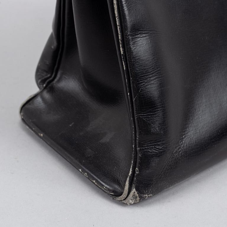 Hermès, a black leather 'Kelly' handbag.