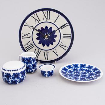 MARIANNE WESTMAN, A wall clock and nine  pieces of the Rörstrand 'Mon Amie' table ware.