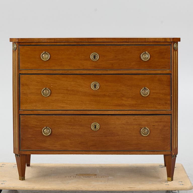 Byrå, gustaviansk stil, omkring 1900.