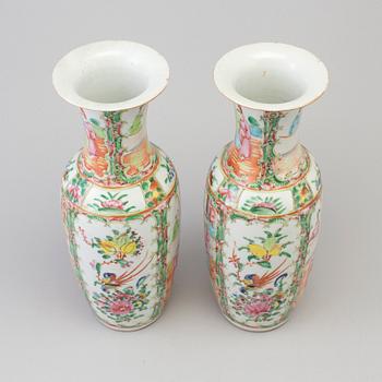 Two Chinese porcelin vases, circa 1900.