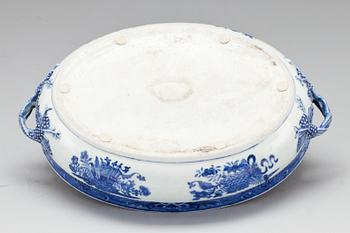 KAROTT MED LOCK, porslin. Kina, 1800-tal.