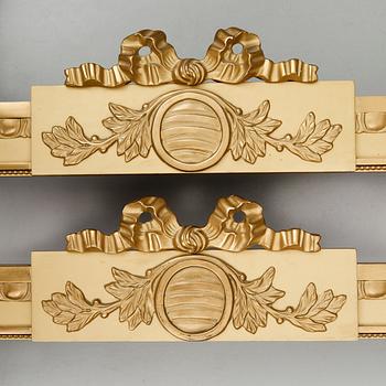 KORNISCHER, 2 st, gustaviansk stil, 1900-tal.