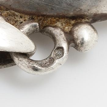 NIELS ERIK FROM, Nakskov, Danmark, hänge med cabochonslipad bärnsten.