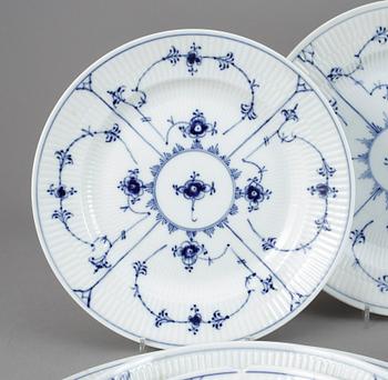 SERVIS, 96 delar, porslin, "Musselmalet", Royal Copenhagen, 1900-talets andra hälft.