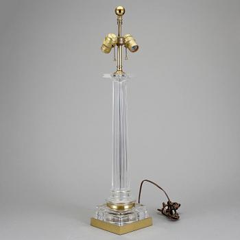 BORDSLAMPA, mässing och glas. Chapman, England, 1970-tal.