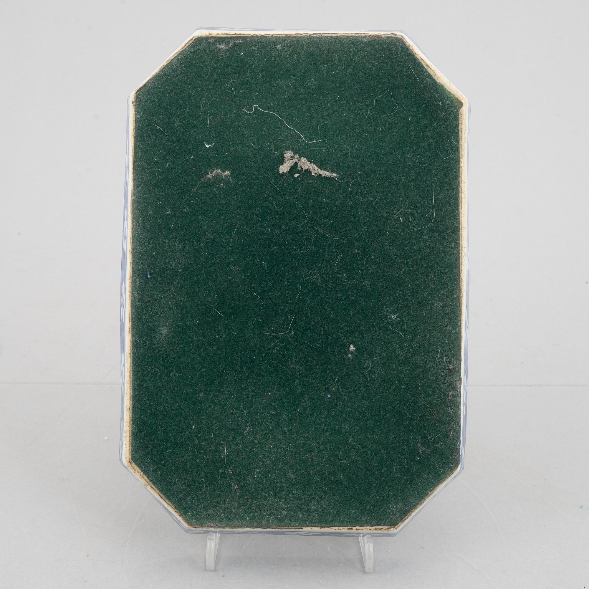 A Chinese blue and white porcelain tray, Qing dynasty, 19th century.