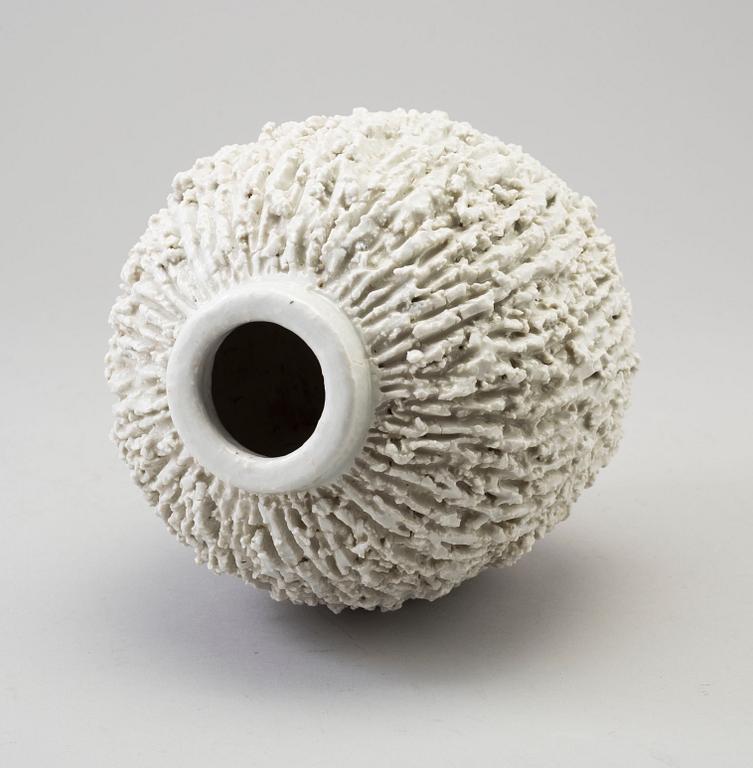 GUNNAR NYLUND, vas, chamotterat stengods, signerad, Rörstrand, 1900-talets andra hälft.