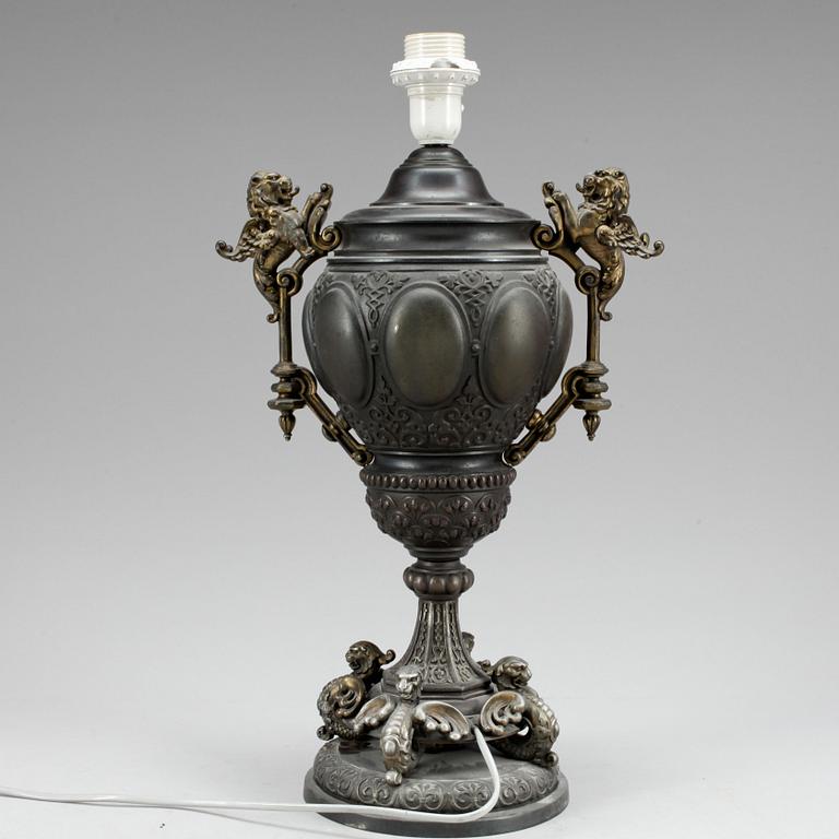 BORDSLAMPA, patinerad metall, nyrenässansstil, 1900-tal.