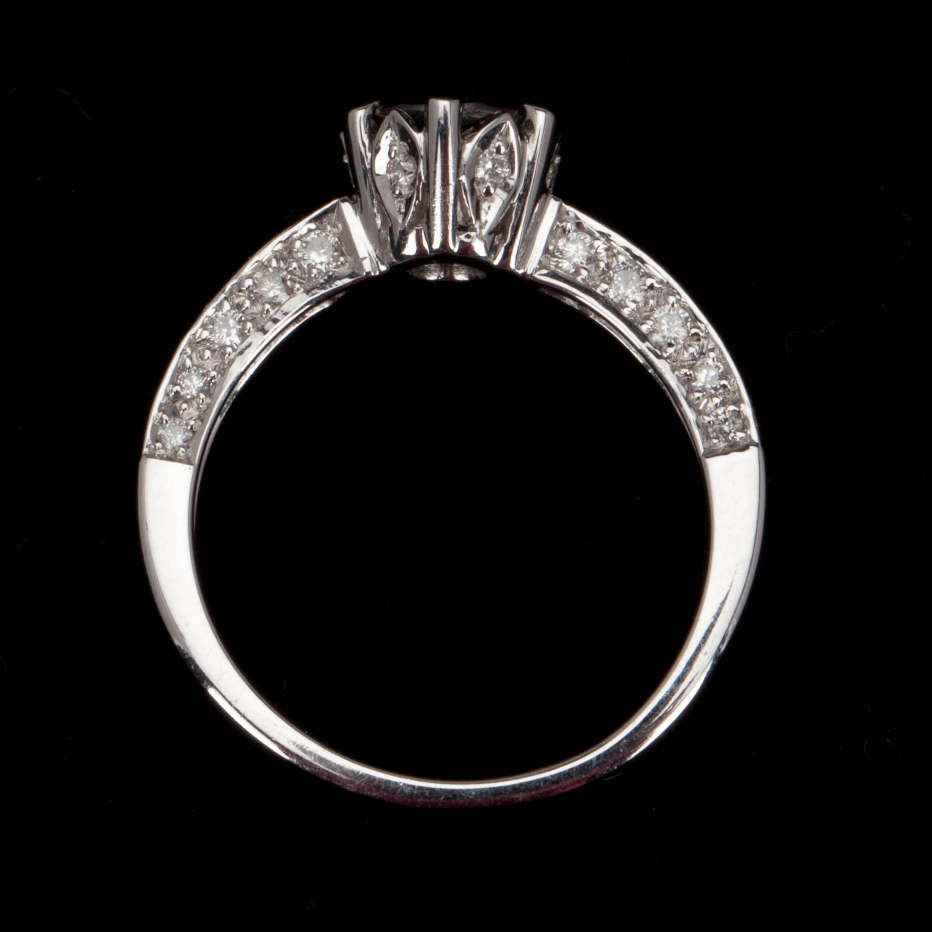 RING, 18K vitt guld. Svart briljantslipad diamant 1.36 ct + briljantslipade diamanter 0.50 ct. TW si/p. Vikt 4.5 g.