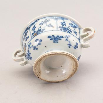 A blue and white equelle with cover, Qing dynasty, Kangxi (1662-1722).