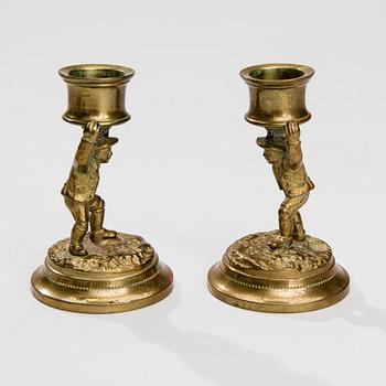 SKRIVBORDSGARNITYR, 5 delar, mässing, 1880-tal.