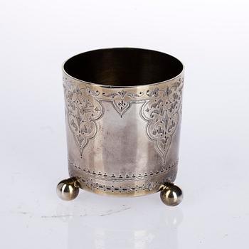 MUGG i ETUI, silver, London 1876. Vikt 168,7 g.