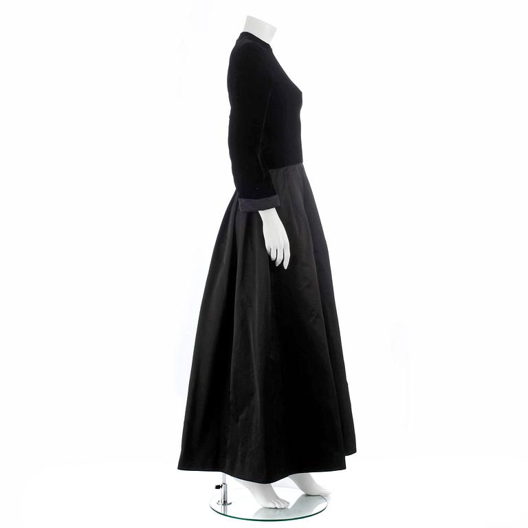 FELICITAS ATELJÉ, a baöck velvet and silk evening gown.