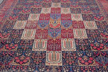 A carpet, an antique/a semi-antique Yezd, ca 557-562 x 366,5-370,5 cm.