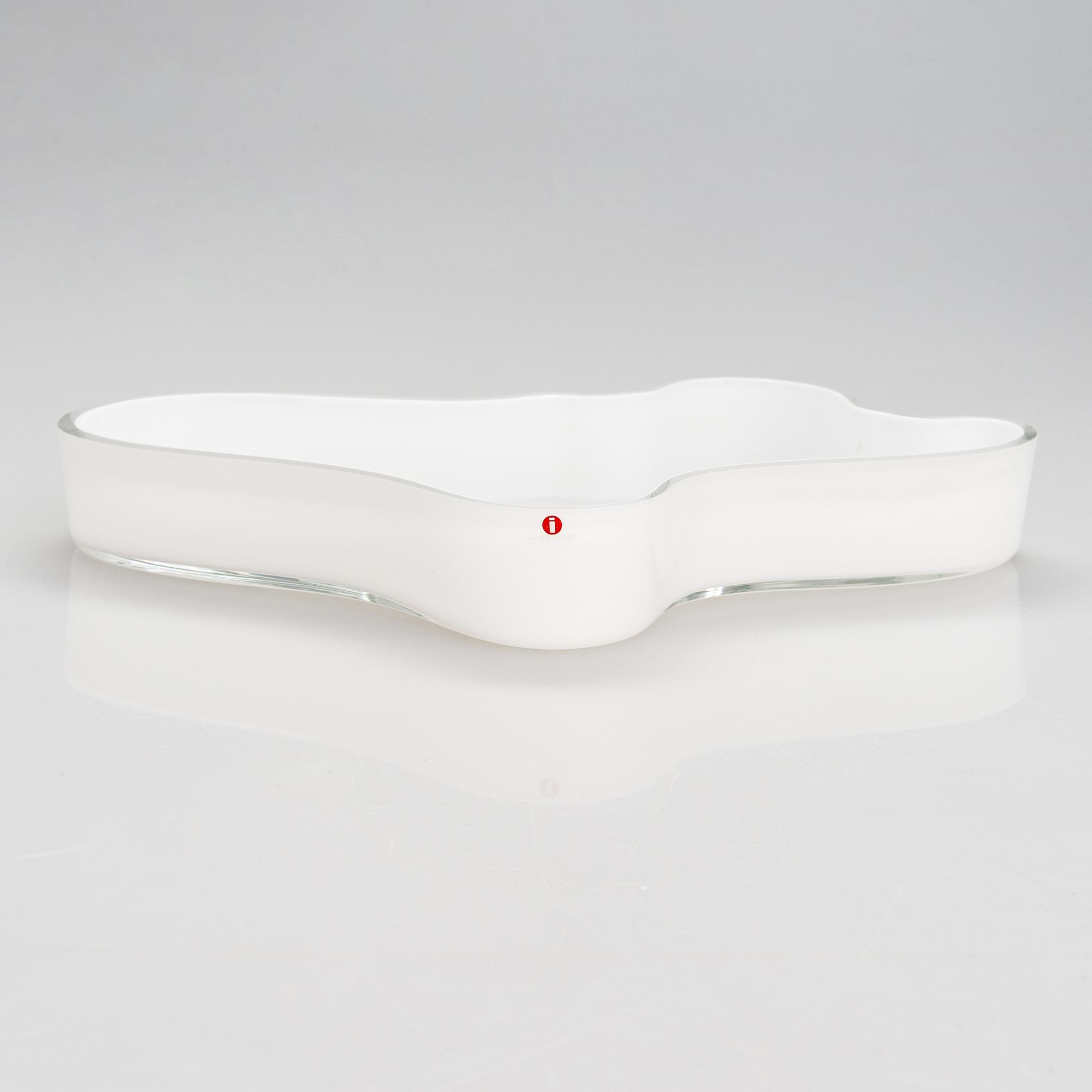 Alvar Aalto, A '3028' dish signed Alvar Aalto Iittala, 87/1985.