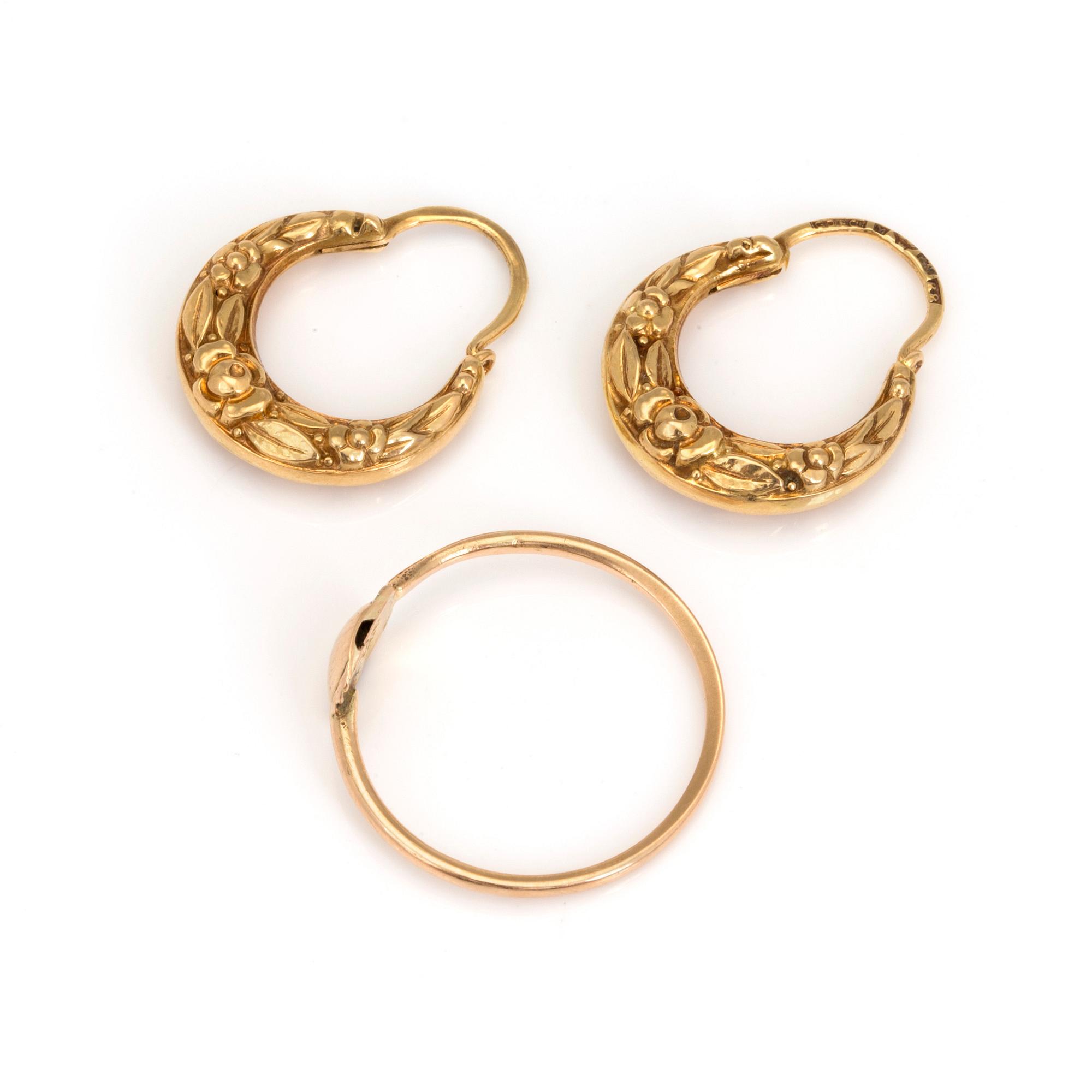 A pair of earrings and a ring in 18K gold.