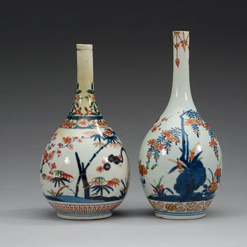 VASER, två stycken, porslin. Japan, Genroku, omkring år 1700.