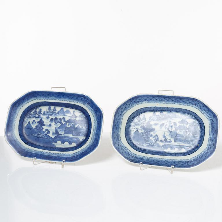 A pair of Chinese blue and white porcelain dishes and two jars, Qing dynasty, 19th century.