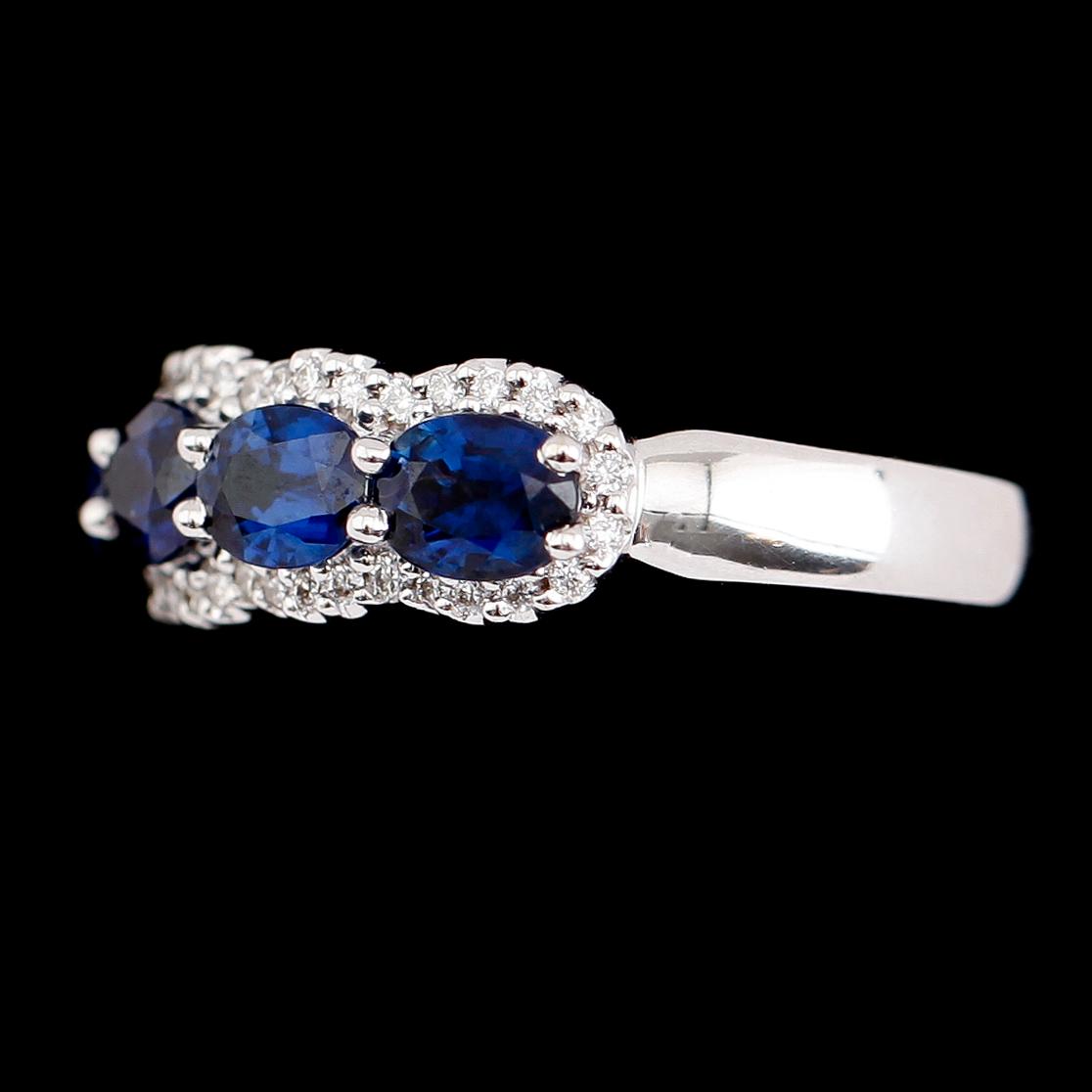 RING, 18 k vitguld, blå safirer och briljantslipade diamanter. Vikt ca 6,3 g.