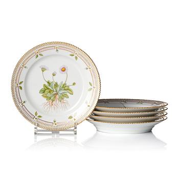 238. Tallrikar, fem stycken, porslin. "Flora Danica", Royal Copenhagen, Danmark, 1900-tal.