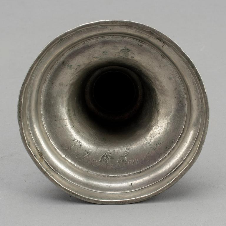 LJUSSTAKAR, 2 st snarlika, tenn, 1700/1800-tal.