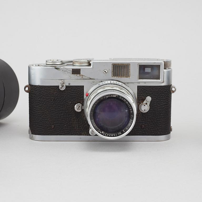 A Leica M2 camera, nr 960.401 Wetzlar, 1959, with accessories.