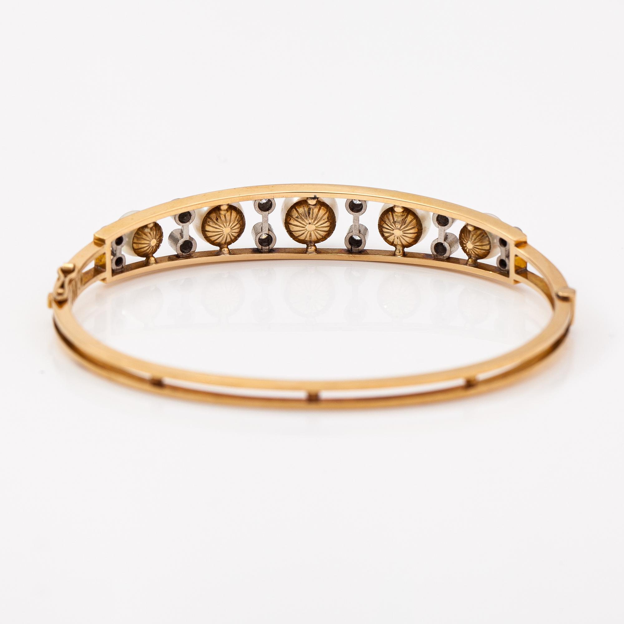 A Tillander, An 18K gold bracelet with cultured pearls and diamonds ca. 0.46 ct in total. Helsinki 1962.