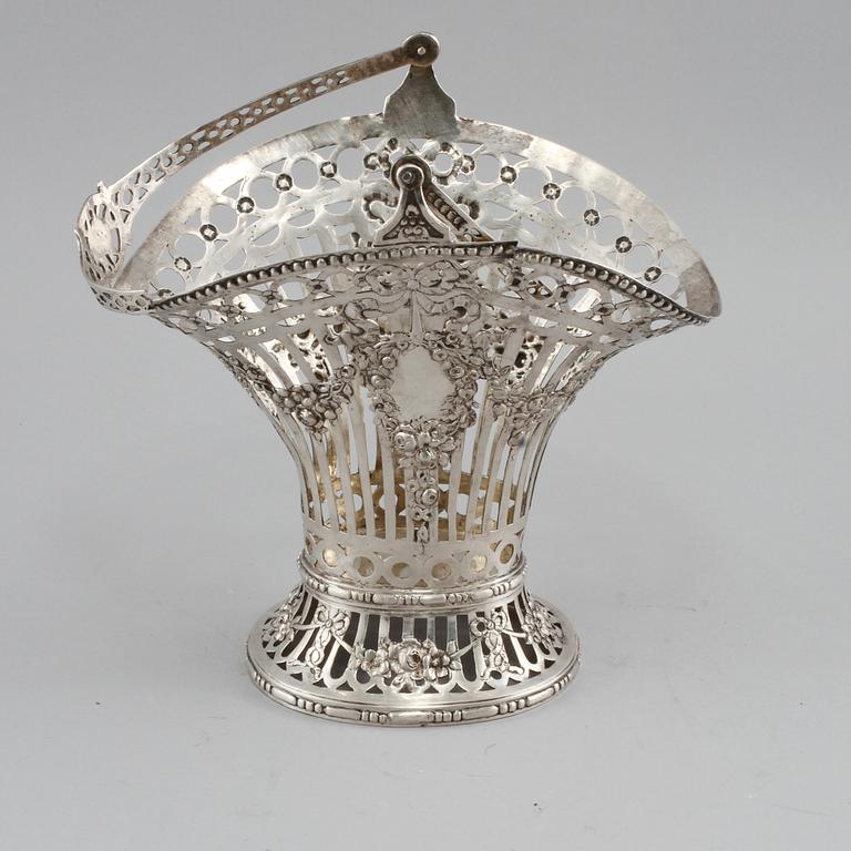 KORG, silver, omkring sekelskiftet 1900. Vikt 385 gram.