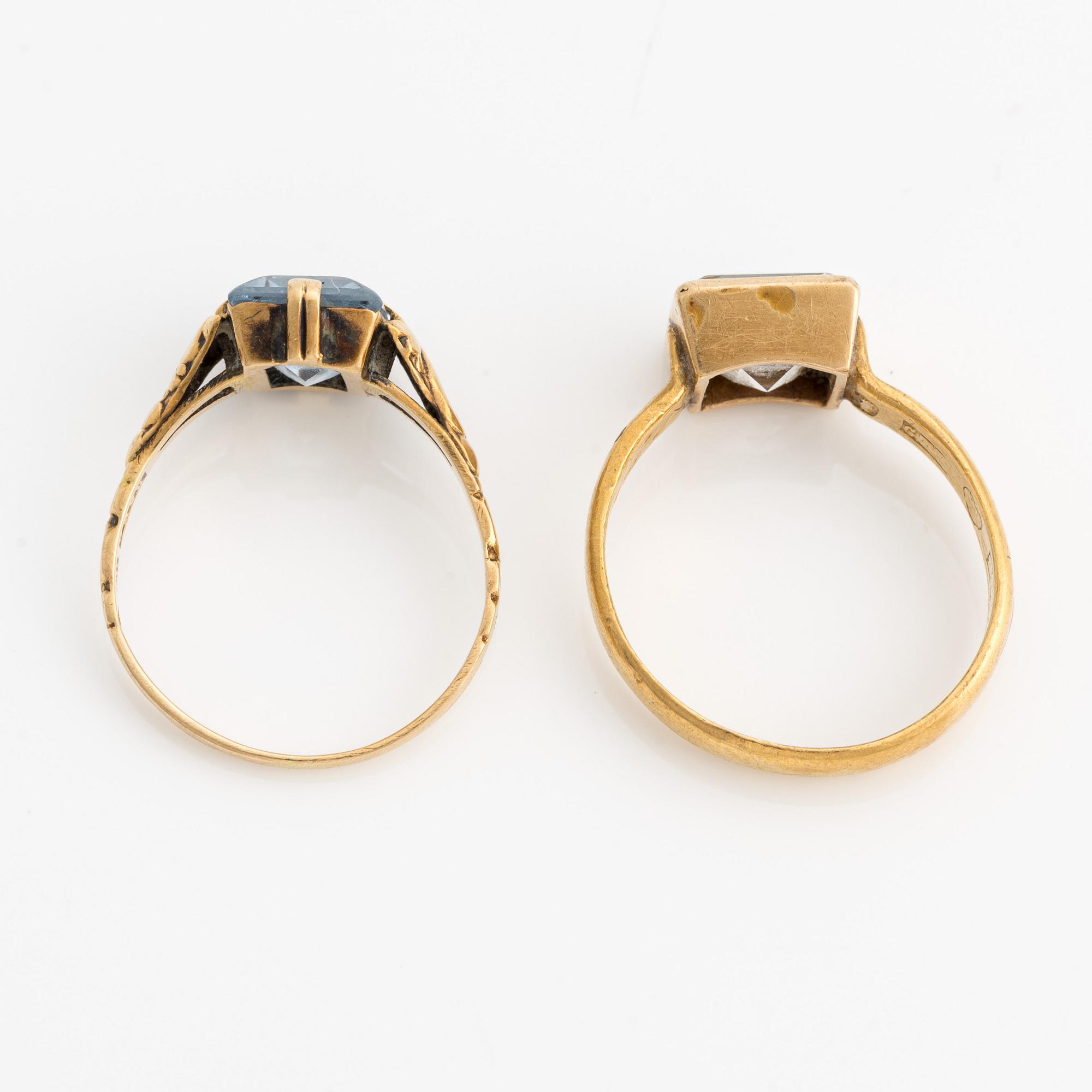 Ringar, 2 st, guld med syntetiska stenar.