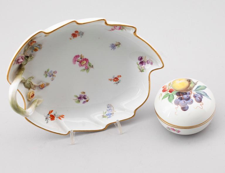 LOCKDOSA SAMT FAT, porslin, Meissen, 1900-talets mitt.